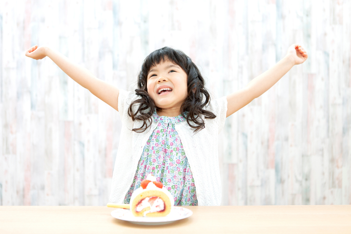 ケーキを食べている子供